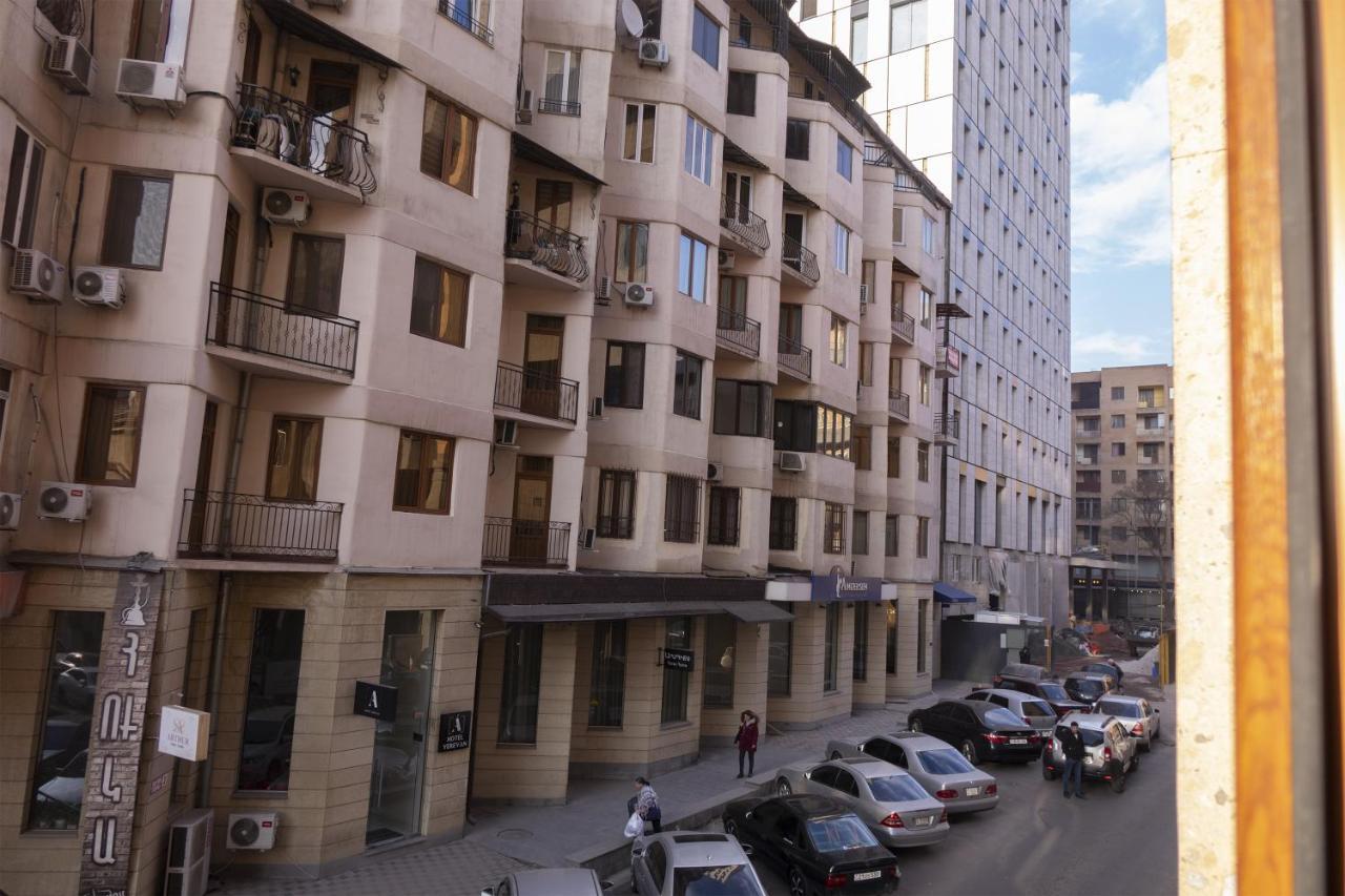 Midcity Hostel Yerevan Exterior photo